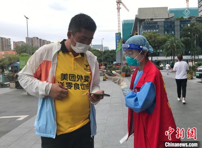 流動(dòng)核酸采樣車正在為外賣騎手核酸采樣?！⊥趵?攝