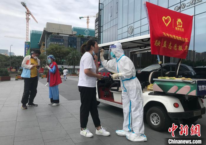 流動(dòng)核酸采樣車正在進(jìn)行核酸采樣，掃碼、采樣同步進(jìn)行，用時(shí)不到1分鐘?！⊥趵?攝