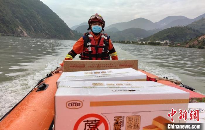 森林消防員正在運送食品前往道路中斷的受災區(qū)域?！∷拇ㄉ窒拦﹫D