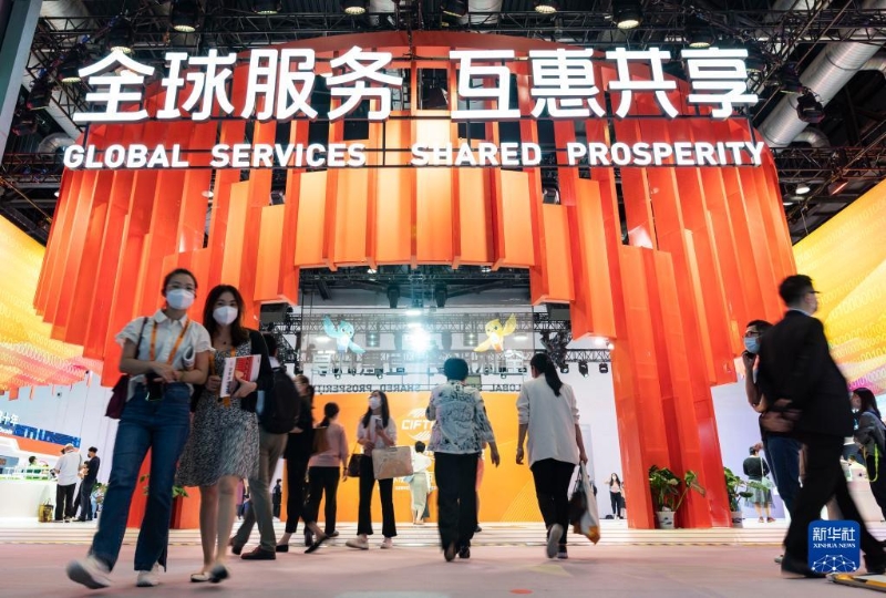 9月1日，觀眾在國(guó)家會(huì)議中心參觀中國(guó)服務(wù)貿(mào)易成就展專(zhuān)區(qū)。新華社記者 才揚(yáng) 攝