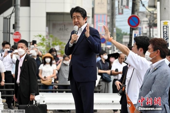 當(dāng)?shù)貢r間7月8日，日本前首相安倍在奈良市進(jìn)行演講時遭到槍擊。日媒稱，嫌疑人已被警方控制。圖為日本前首相安倍晉三在遭遇槍擊前，正在進(jìn)行街頭演講。圖片來源：視覺中國