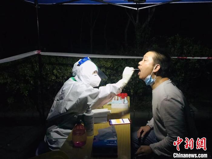 圖為貴陽民眾進(jìn)行核酸檢測(cè)?！垈?攝