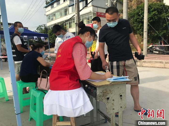 黃歡在做志愿服務(wù)。　黃平 攝