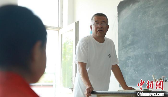 姚建是三墩小學的校長，也是學校二年級的數(shù)學教師。　張園園 攝