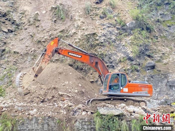 中國安能搶險(xiǎn)人員全力搶通震區(qū)受損道路?！≈袊材?