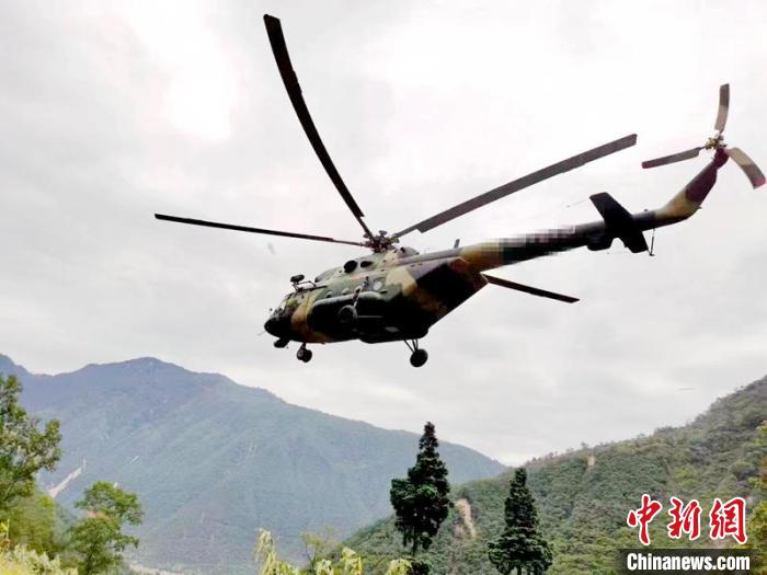 直升機(jī)為共和村投送物資?！∷拇ㄉ窒?攝