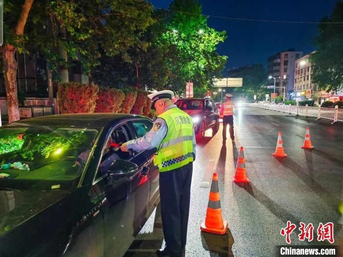 資料圖：交警設(shè)卡查酒駕?！“不帐」矎d交警總隊供圖