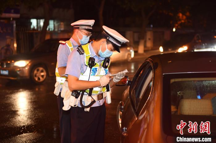 資料圖：天津民警正在對車輛進(jìn)行檢查。天津市公安局供圖