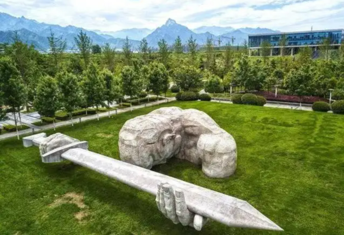 圖為西北工業(yè)大學著名的“為國鑄劍，隱姓埋名”雕塑