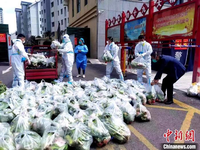 圖為志愿者分揀物資?！∥鲗幨型êＢ方值拦﹫D