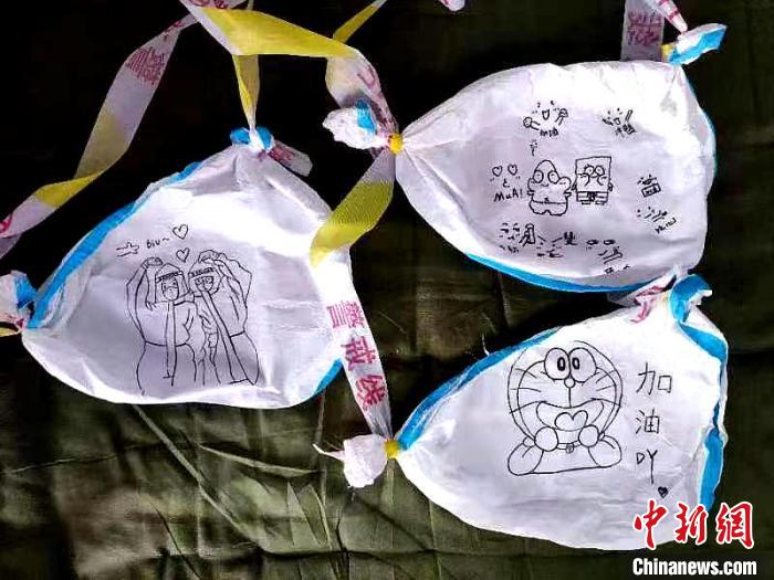 圖為志愿者創(chuàng)作的“最萌戰(zhàn)包”。　西寧市通海路街道供圖