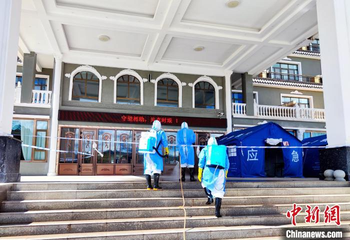 圖為現(xiàn)場消殺作業(yè)。　青海省地方病預(yù)防控制所 供圖