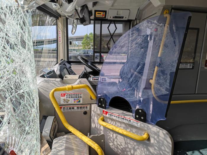 巴士車廂損毀，車頭擋風(fēng)玻璃破裂。圖片來源：香港星島網(wǎng) 梁國峰攝