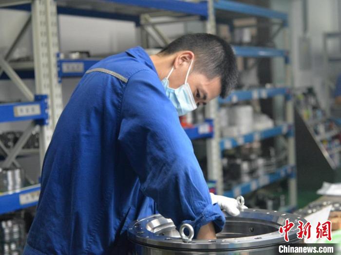 中密控股員工在一線生產?！≈忻芸毓?供圖