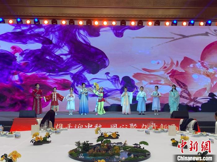 圖為港澳臺僑人士子女表演漢服秀。　呂妍 攝