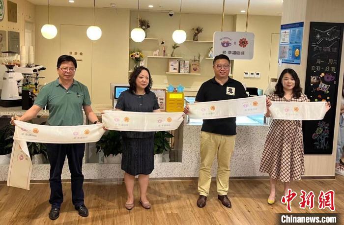 慈善需要商業(yè)化、市場化，光靠社會“愛心”難以解決自閉癥患者自我造血的根本問題?！§o安區(qū)新聞辦供圖