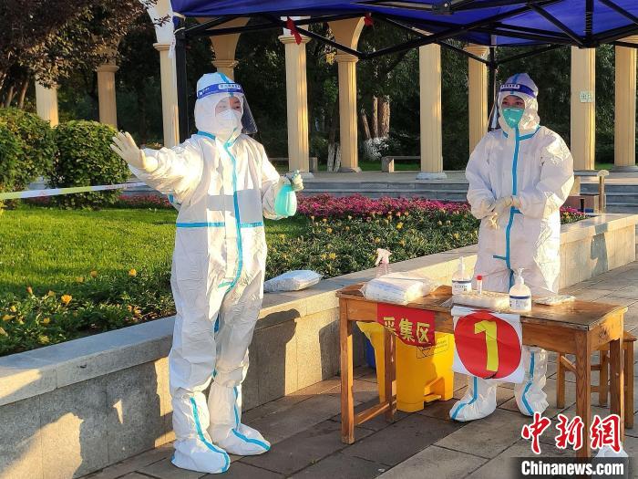 圖為女兒張會(huì)麗在核酸檢測(cè)點(diǎn)消殺?！』⑴_(tái)街道辦供圖
