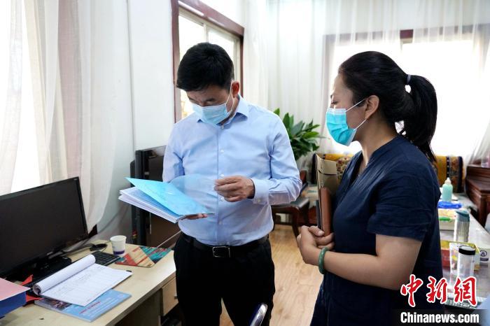 圖為疫情下昌都稅務(wù)人忙碌辦公?！〔际卸悇?wù)局供圖