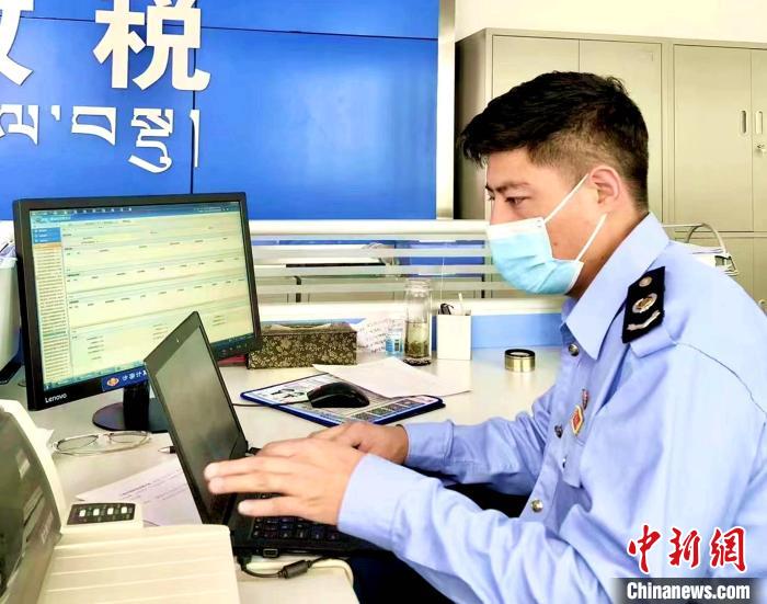 圖為疫情下昌都稅務(wù)部門推出多項線上服務(wù)，工作人員堅守崗位?！〔际卸悇?wù)局供圖