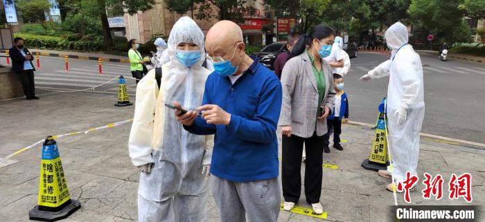 向鳳群在山水黔城社區(qū)參加志愿服務(wù)，幫助老人完成核酸程序注冊(cè)?！?伍春華供圖
