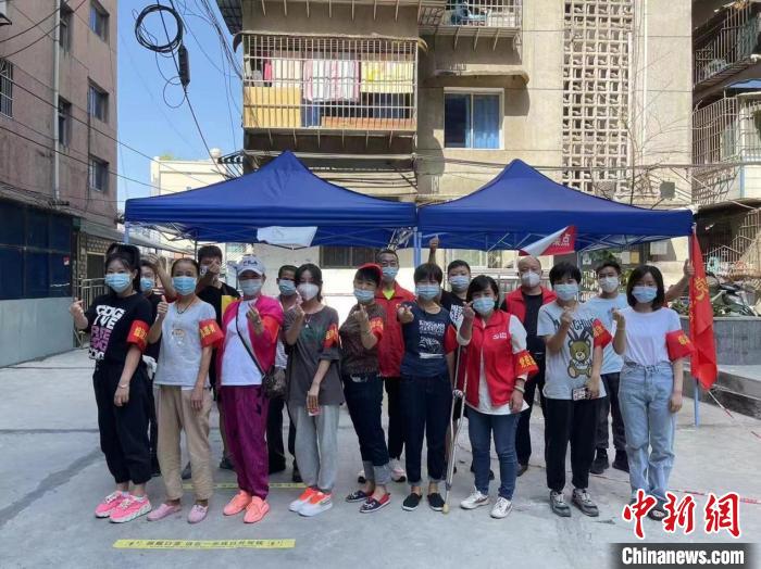 獨(dú)居老人柳從梅(第一排左二)參加抗疫志愿工作，與志愿者合影?！∥榇喝A供圖。