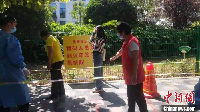 開陽(yáng)的何克仙在社區(qū)幫助維護(hù)秩序?！∥榇喝A供圖