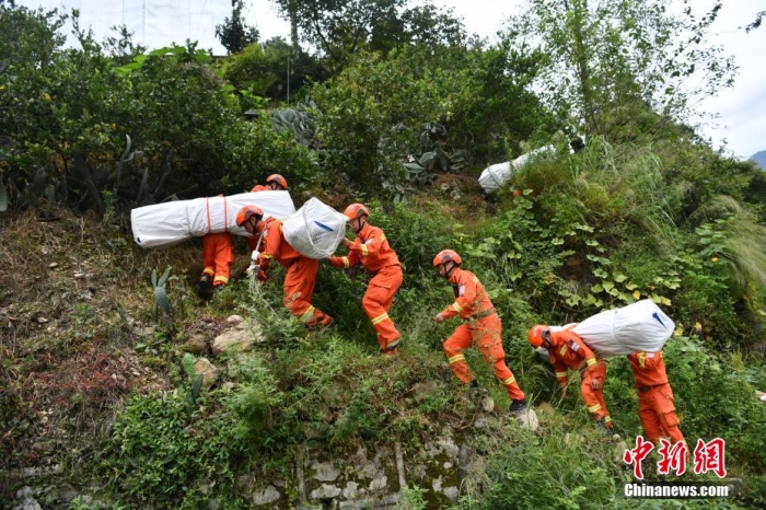 資料圖：消防員徒步運(yùn)送帳篷物資。 張浪 攝