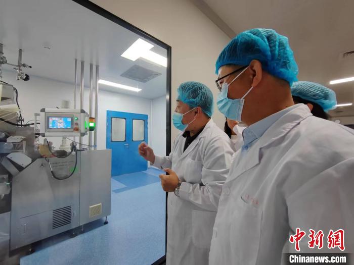 山西立業(yè)制藥總經(jīng)理閆長林介紹車間生產(chǎn)情況。　高雨晴 攝