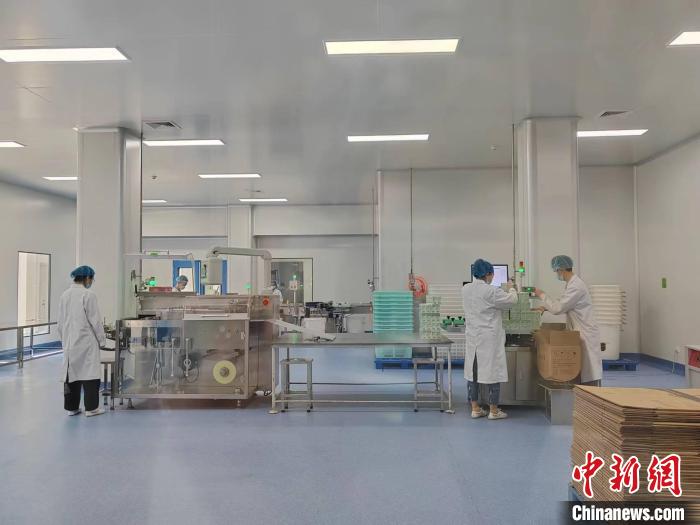 8日，山西立業(yè)制藥氯法齊明軟膠囊生產(chǎn)車間內(nèi)，伴隨著機(jī)器的轟鳴聲，流水線快速高效運(yùn)轉(zhuǎn)，一派繁忙景象?！「哂昵?攝
