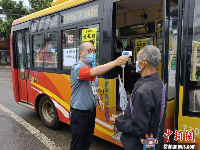 成都街頭現(xiàn)“核酸檢測流動(dòng)服務(wù)公交車”?！〕啥际泄患瘓F(tuán)供圖