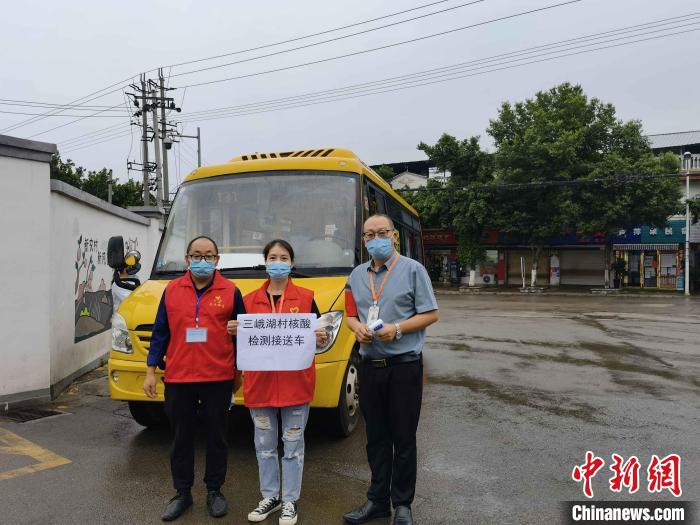 成都街頭現(xiàn)“核酸檢測流動(dòng)服務(wù)公交車”?！〕啥际泄患瘓F(tuán)供圖