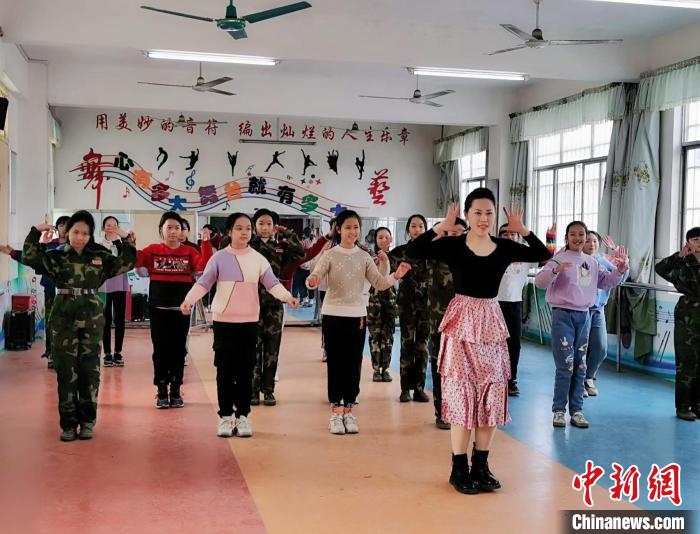 廣西南寧支教老師組建舞蹈團圓鄉(xiāng)村孩子藝術夢想