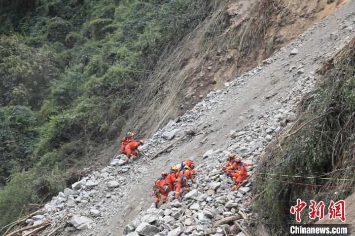 李柔拍攝的地震救援畫面。　受訪者供圖