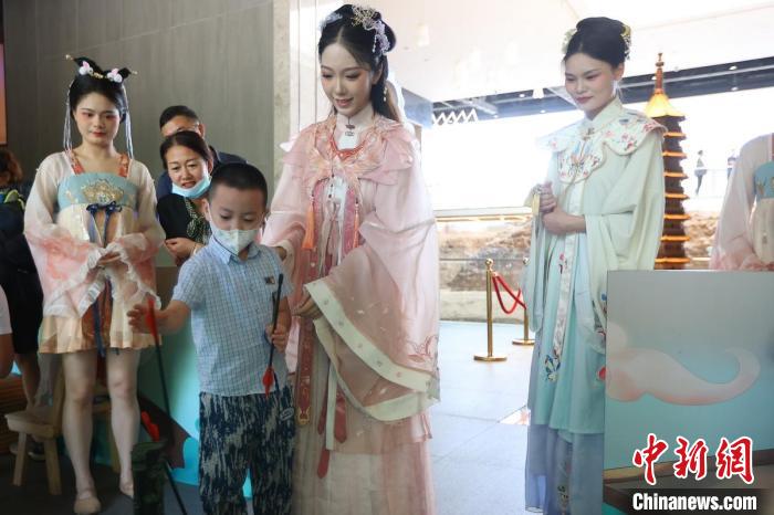 小朋友體驗(yàn)投壺。　泱波 攝