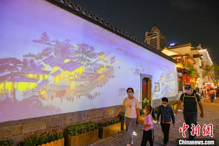 古建筑墻壁上投影出《南都繁會(huì)景物圖卷》?！°蟛?攝