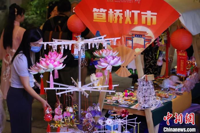 市民在燈市上欣賞各式秦淮花燈?！°蟛?攝