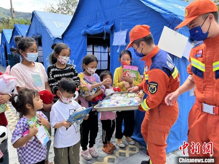 臨時安置點消防員給村民和孩子送上中秋月餅?！埼?攝