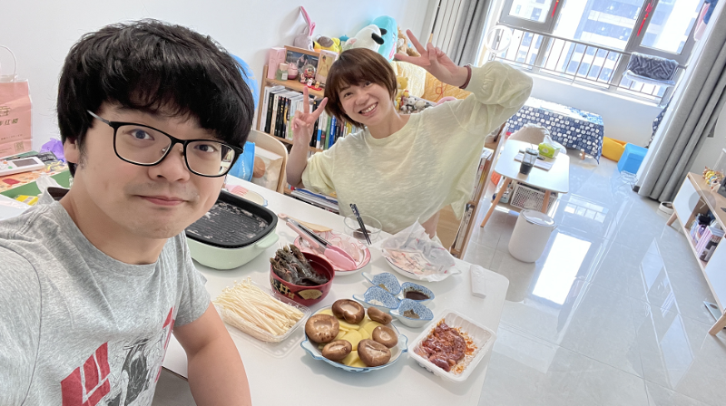 9月10日，臺青方承暄與男友在北京的新家烤肉過中秋。受訪者供圖。