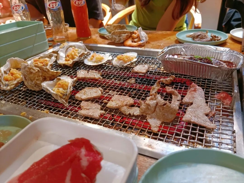 9月10日，臺生林家萱在北京與朋友一起烤肉慶中秋。受訪者供圖。