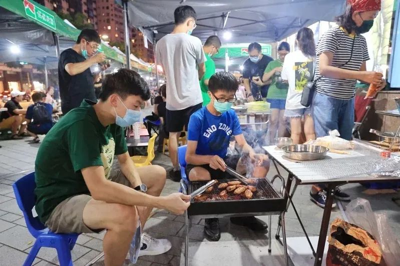9月10日中秋節(jié)，臺灣臺北市民在大葉高島屋廣場烤肉。圖片來源：臺灣聯(lián)合新聞網(wǎng)