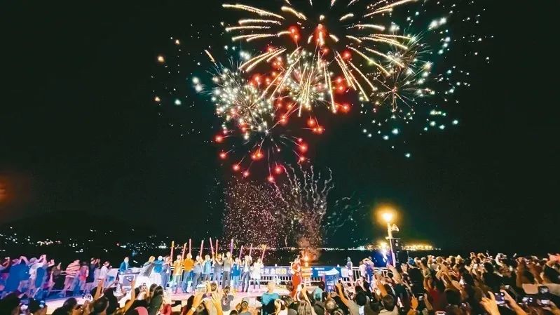 9月9日，新北市淡水漁人碼頭以煙火秀迎中秋。圖片來源：臺灣聯(lián)合新聞網(wǎng)