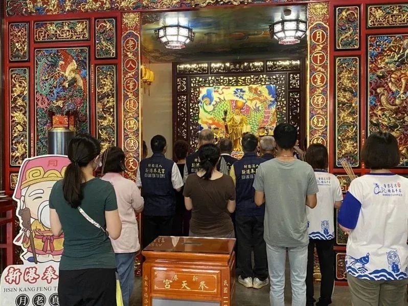 9月10日，嘉義縣新港奉天宮中，未婚善男信女祭拜月老。圖片來源：臺灣聯(lián)合新聞網(wǎng)