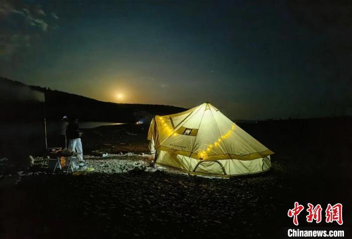 圖為中秋夜，游客露營賞月?！“吞貭枴z
