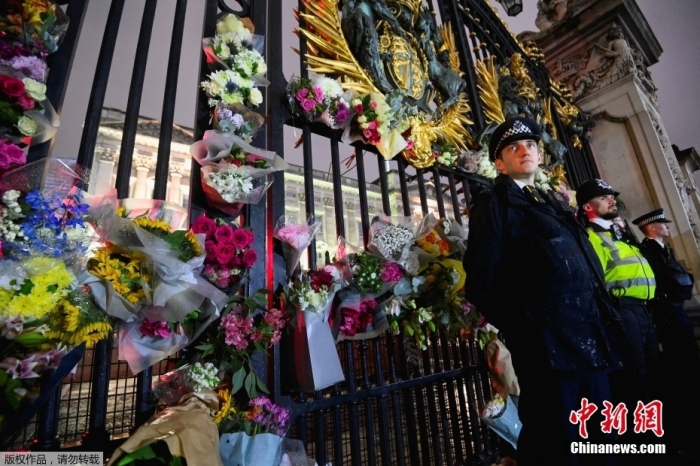當?shù)貢r間9月8日，英國女王伊麗莎白二世逝世，享年96歲。伊麗莎白二世生于1926年，于1952年繼承王位，是英國歷史上在位時間最長的君主。當天，大批民眾來到白金漢宮外進行悼念。圖為白金漢宮門前插滿鮮花。