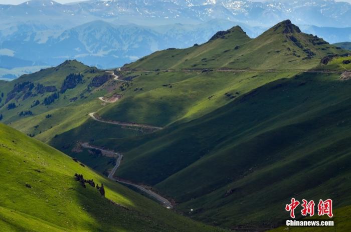 順著群山峭壁蜿蜒的獨(dú)庫公路。 <a target='_blank' href='/'>中新社</a>記者 劉新 攝