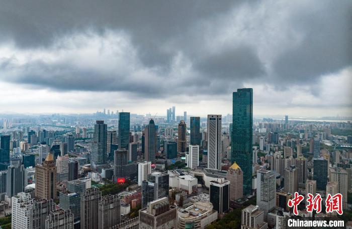 13日，受臺(tái)風(fēng)“梅花”外圍影響的南京上空?！°蟛?攝