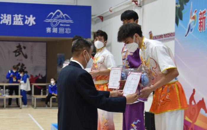 為獲獎運動員頒獎。買合木提 攝