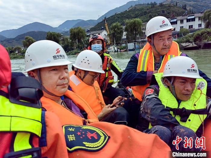 消防救援力量用沖峰舟送盛屯集團人員前往挖角村?！∴嶓们?攝