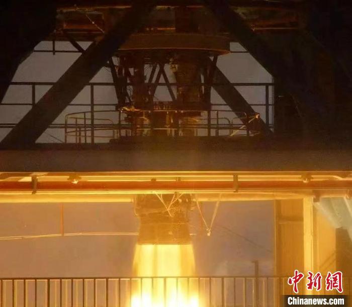 圖為液體火箭發(fā)動機(jī)進(jìn)行試驗(yàn)。　航天科技六院供圖