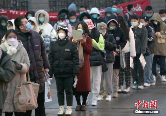 資料圖：考生在陜西省西安市的西安醫(yī)學(xué)院考點外等待入場。 <a target='_blank' href='/'>中新社</a>記者 張遠 攝